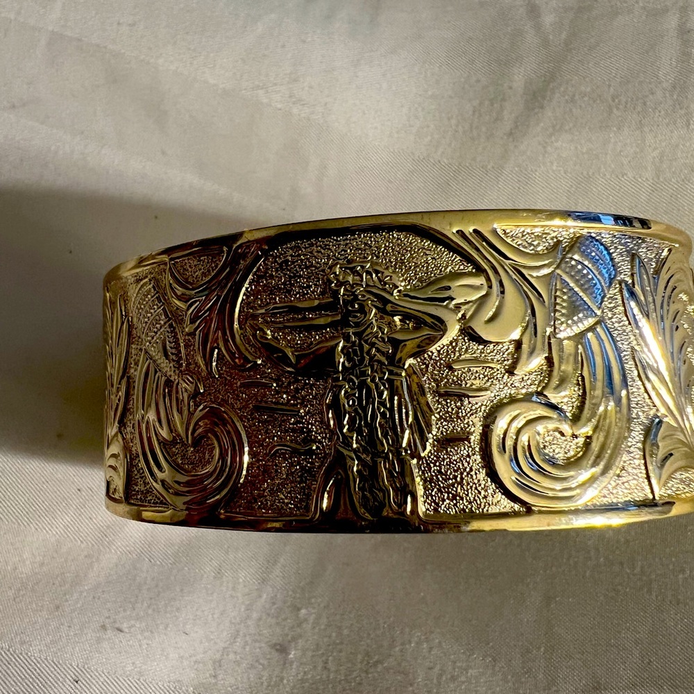 Beautiful Hamilton gold bracelet